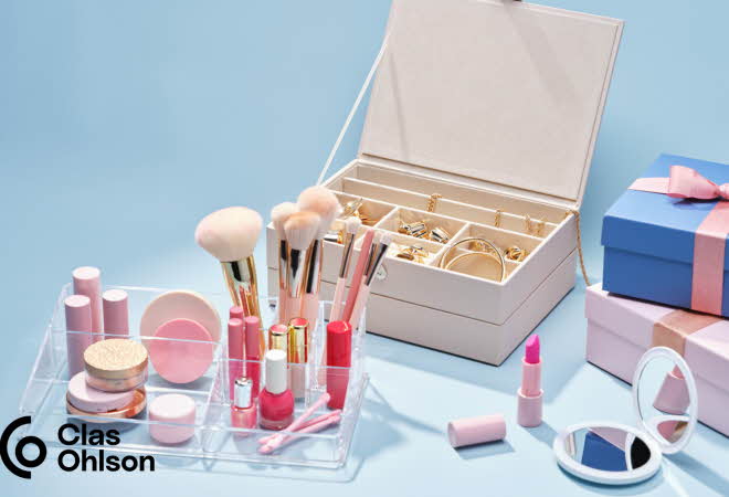 Flere forskjellig typer oppbevaring for sminke og smykker.