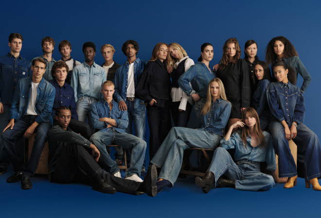 En gruppe med dobbel denim antrekk