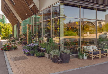 Stemning utenfor blomsterbutikken i Heggedal en solskinnsdag