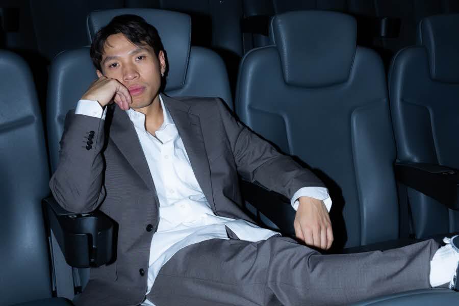 Mann som sitter i kinosal