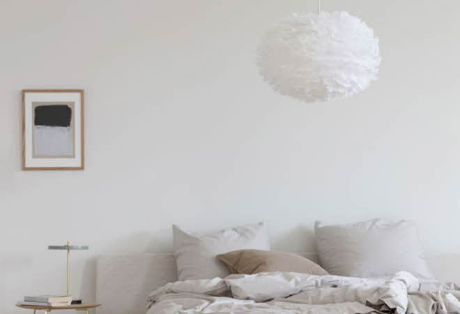 Soverom med lys taklampe og moderne interiør.