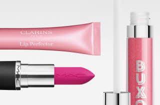 Tre kosmetiske produkter: en rosa tube, en rosa leppestift og en rosa lipgloss mot en lys bakgrunn.