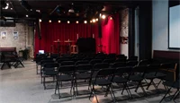 Mange stoler som står mot en scene på Kulturhuset i Oslo