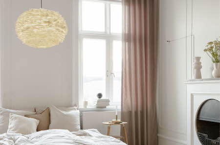 soverom med lys fjærete lampe fra taket