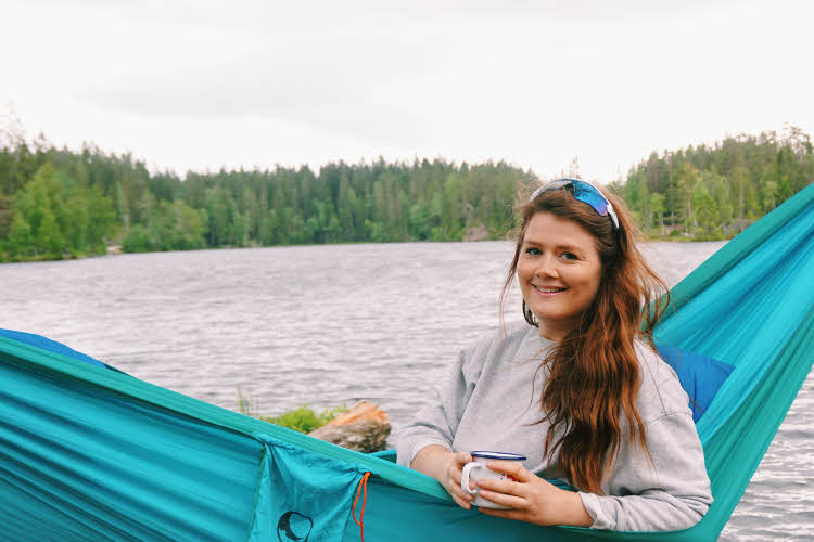Pia Husøy som sitter i hengekøye og smiler mot kamera