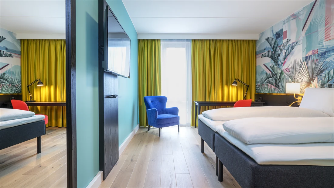 Separate senger, stol og skrivebord i standard twin rom på Thon Hotel Storo