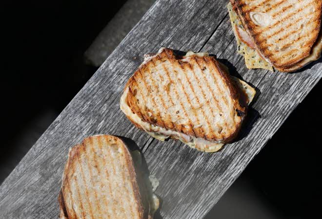 flere skiver med toast på en fjøl fra kanelsnurren