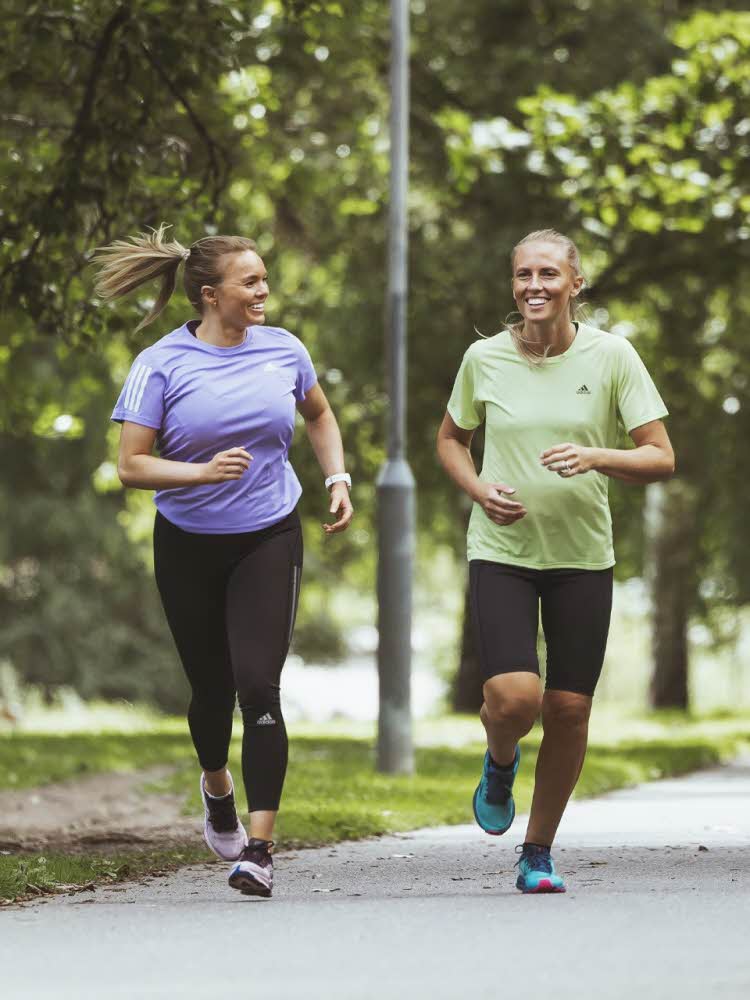 Klær og utstyr til trening - damer som jogger