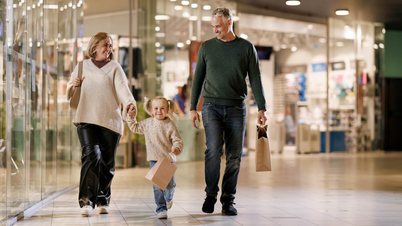 Familie som går på kjøpesenter