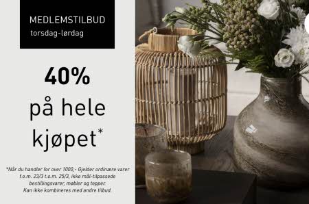 En vase med blomster, lykt og telysholdere på et bord med tekst "40% på hele kjøpet*"