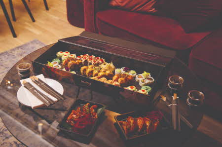 Tildekket bord med sushi