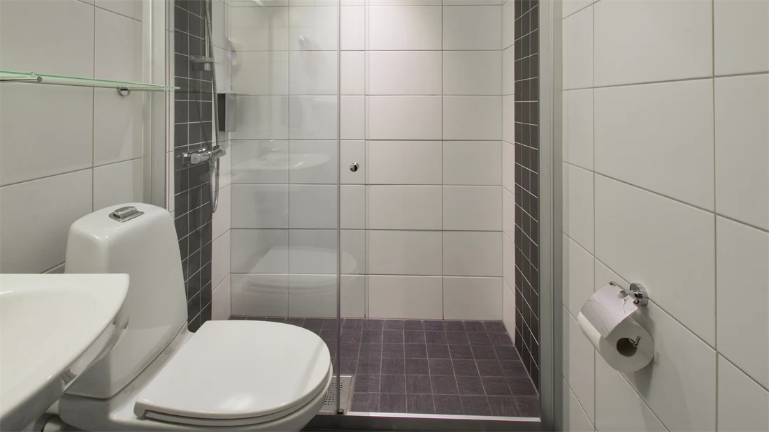 Bad med dusj, toalett og vask på dobbeltrom og twinrom på Thon Hotel Horten