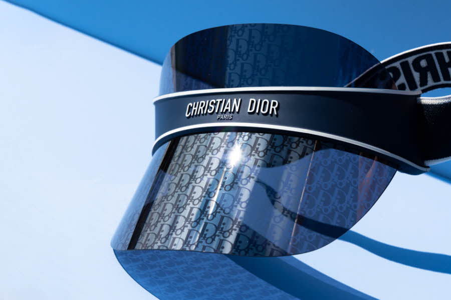 Blå solskerm med logo fra Christian Dior