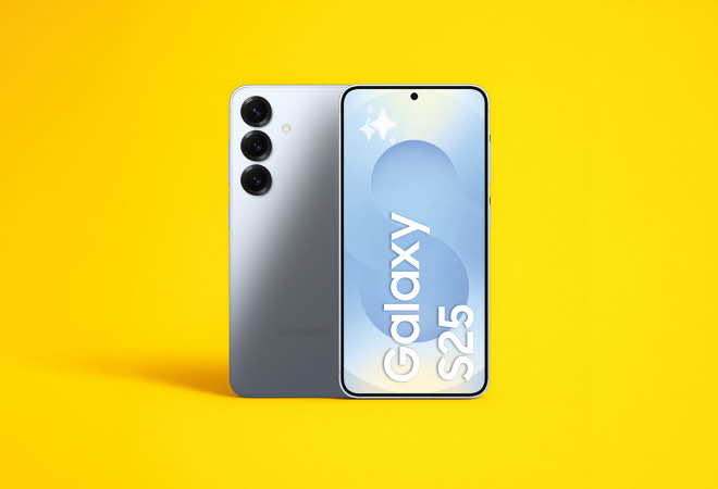 Bilde av en Samsung Galaxy S25 på en gul bakgrunn.
