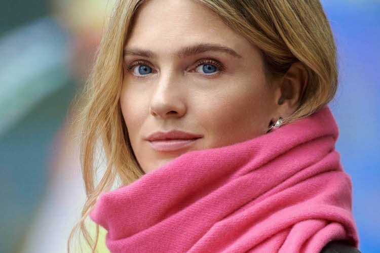 dame med rosa stort skjerf