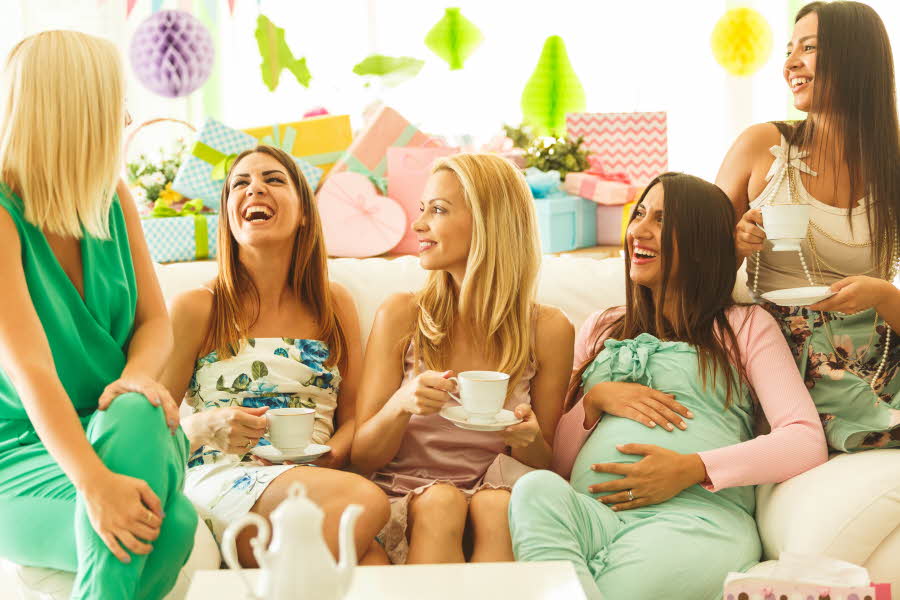 flere damer som smiler og ler på babyshower
