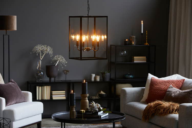Stude dekorert med sofa og soler og belysning