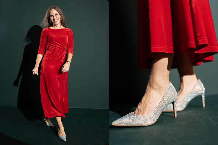 Dame i rød lang kjole og glitrende pumps. Ben med glitrende pumps.