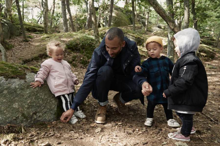 Bilde av far med barn ute i skogen