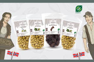 Tre poser med macadamia nøtter og en pose med medjoul dadler, med illustrasjon av to personer som titter inn fra hver side