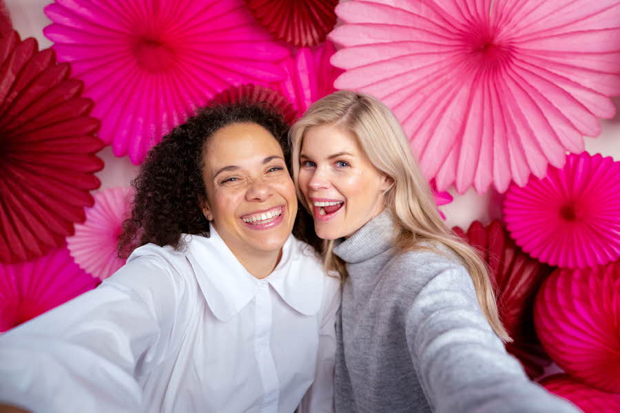 To damer som klemmer og tar en selfie sammen