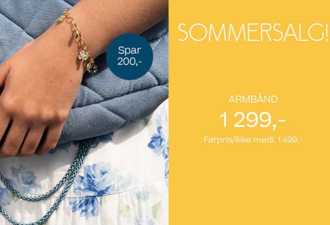 Gullfarget armbånd med charms. er på armen til ei jente med hvit og lyseblå kjole