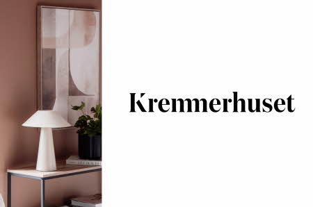 Logo fra Kremmerhuset og lampe