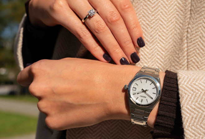 To hender, en med diamantring og en med en Seiko klokke.