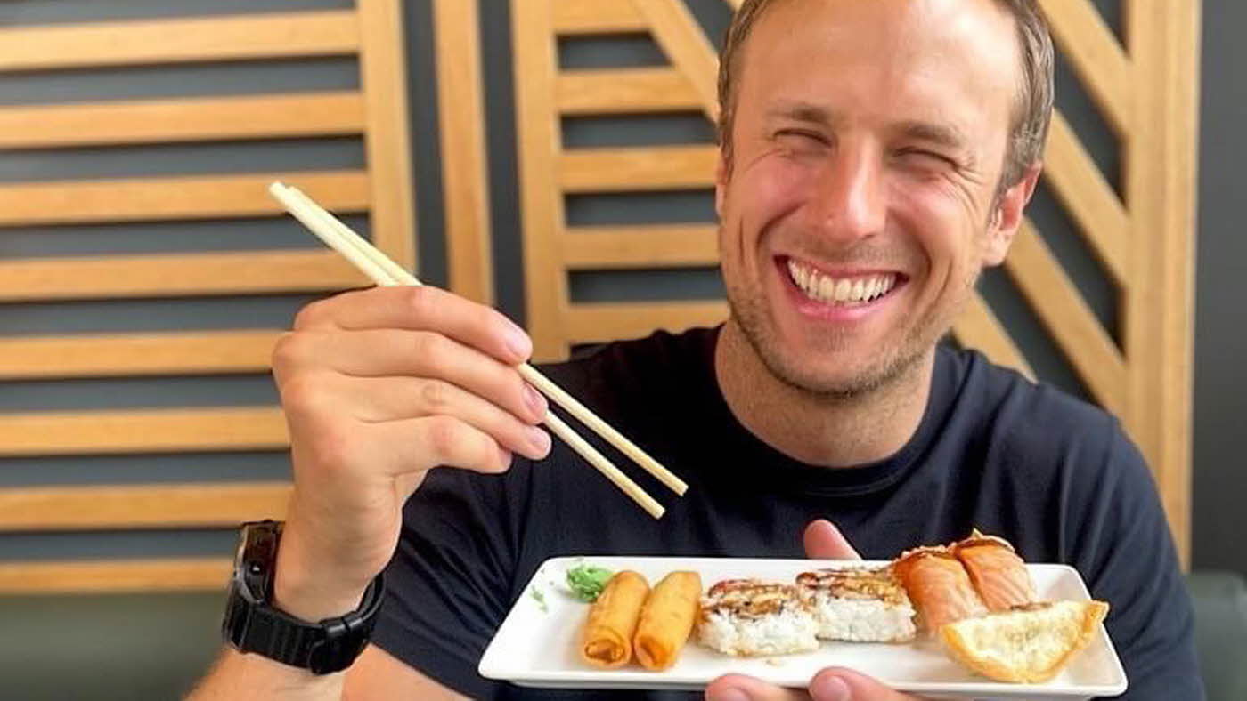 Mann som spiser sushi fra Sabrura