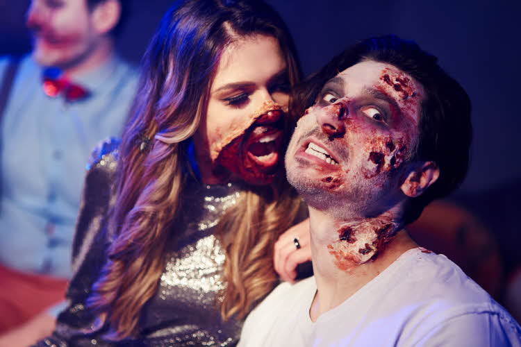 Par kledd ut som zombier på halloweenfest