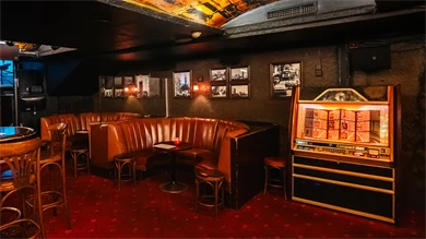 London Pub, interiør med båser og en jukebox