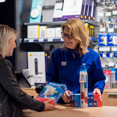 Kunde får hjelp av betjening 