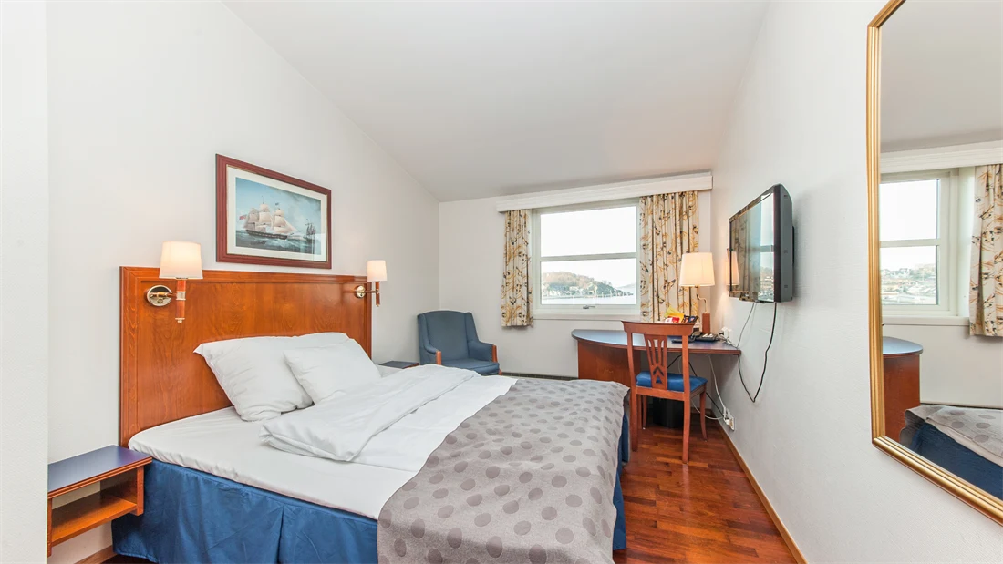 Dobbeltseng, tv, sittegruppe og vindu med utsikt i Standard Room Double hos Thon Hotel Sandnes