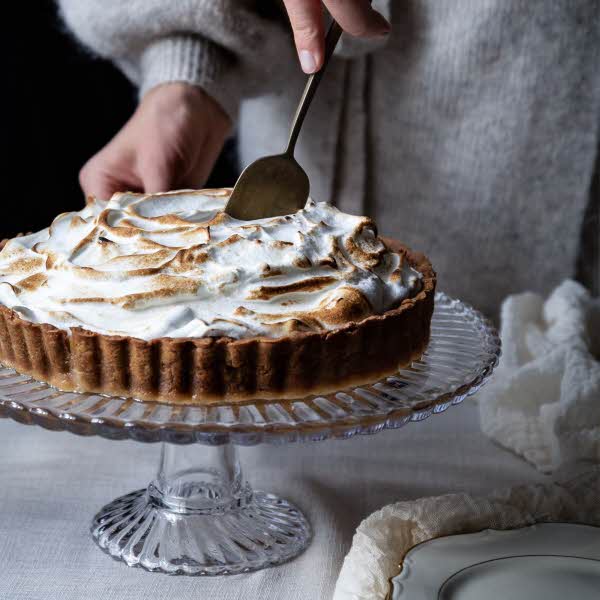 Person skjærer opp kake