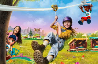 To jenter som leker med animerte LEGO Friends, en er på en zipline og den andre titter ut bak et tre