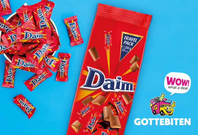 En pose med Daim Minis, med en kopp fylt med Daim Minis ved siden av