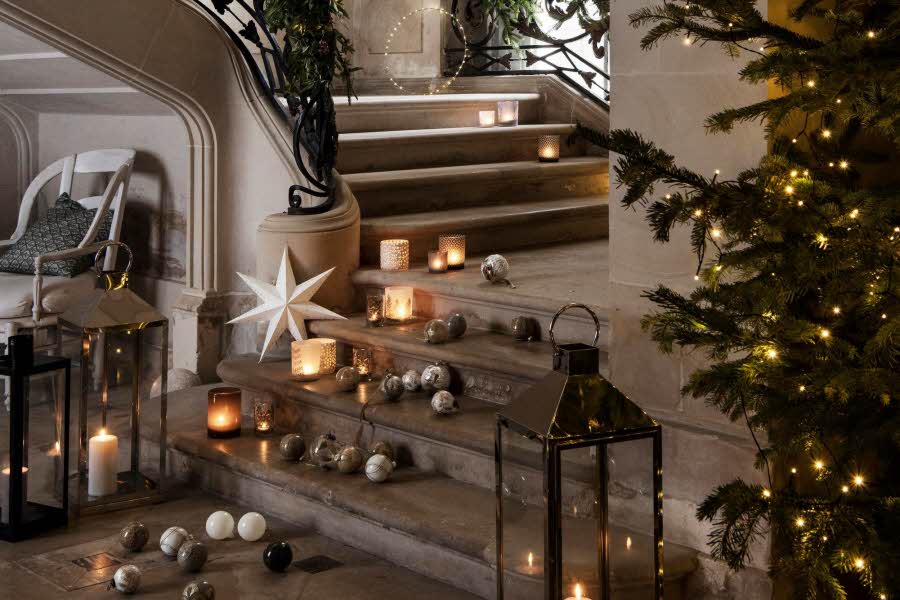 Innredet trapp med julekuler strødd utover