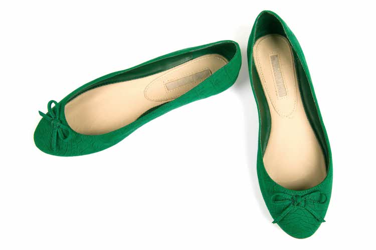 Produktbilde av grønne ballerinasko. Illustrasjonsbilde til artikkel om vårmote for sko.