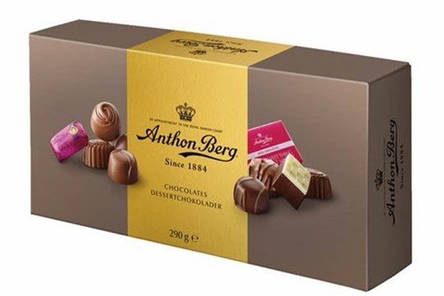 brun eske med konfekt fra anton berg