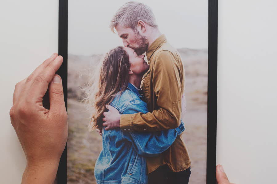 Et bilde av et par i en ramme som blir holdt opp