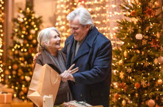 Ett eldre par på shopping i juletiden