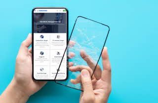 Noen som fjerner knust skjermbeskytter fra mobilen