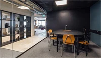 Interiør fra kontoret til The Oslo Company, møterom med mørkegrønne vegger, gammeldagse trestoler og en vegg i glass hvor man ser resten av kontoret utenfor