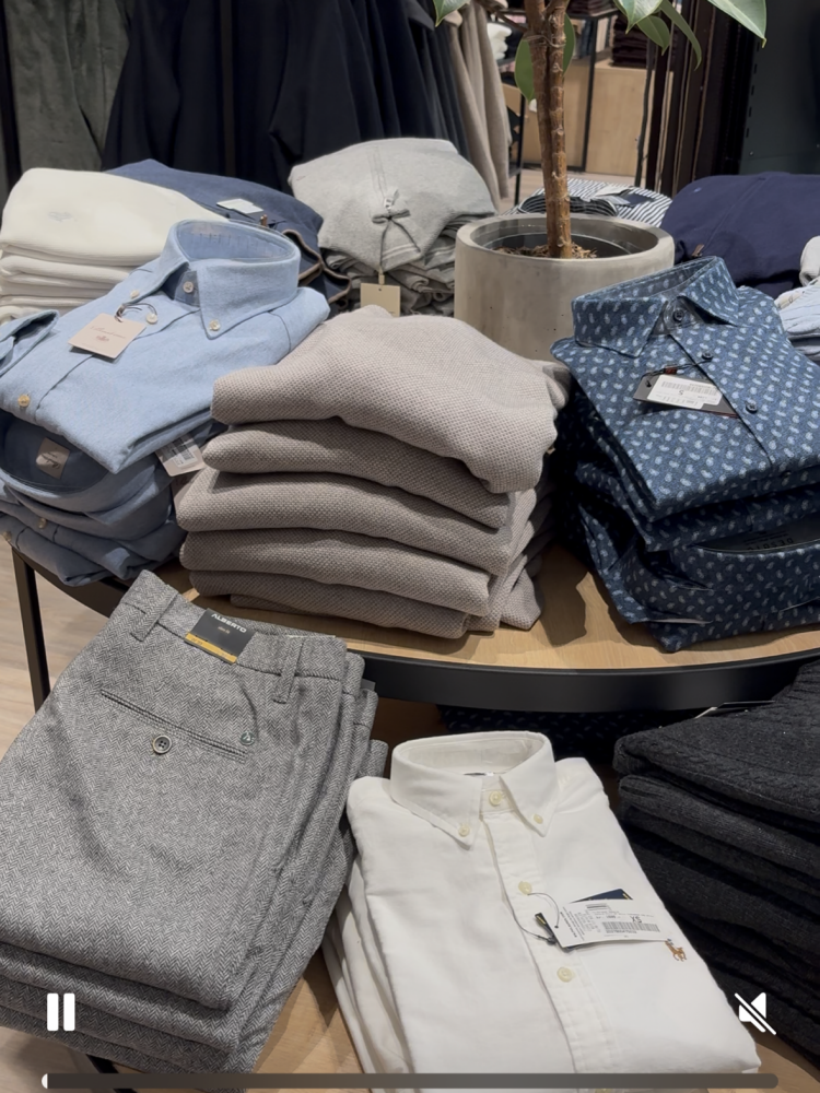 skjorter og gensere på et bord