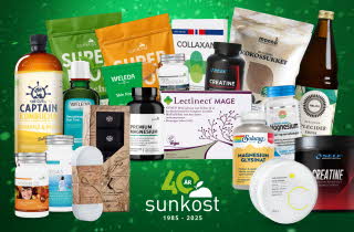 Utvalg av helsekostprodukter fra Sunkost mot grønn bakgrunn med Sunkost 40-årslogo.