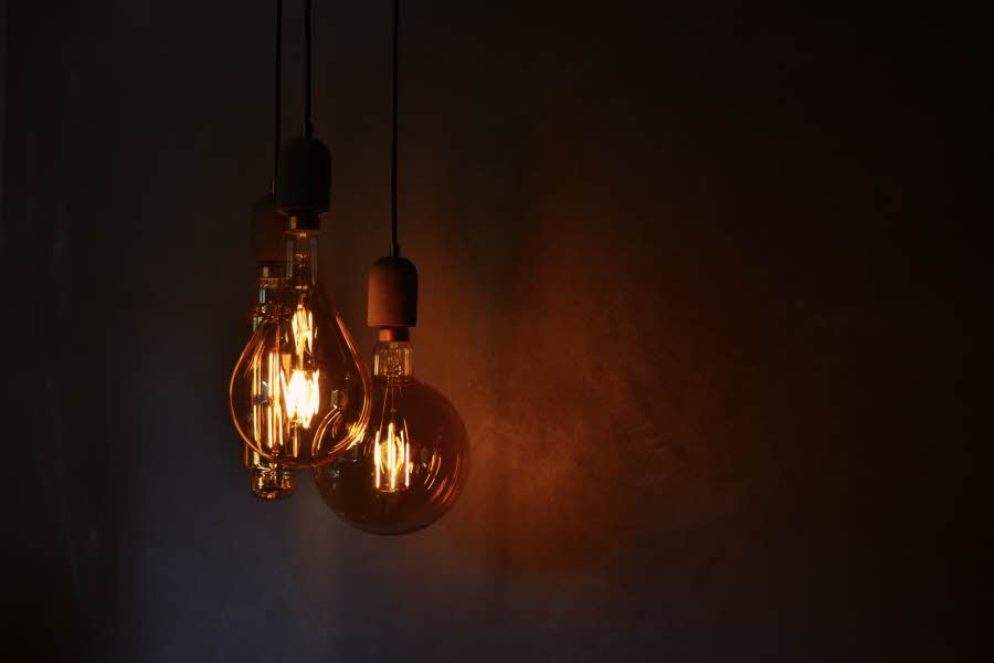 La oss gå til kamp mot høye strømregninger! Her er 9 gode tips som kan redusere strømforbruket ditt hjemme.