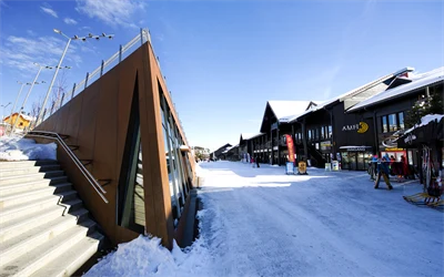 Fasadebilde av AMFI Geilo i snøen