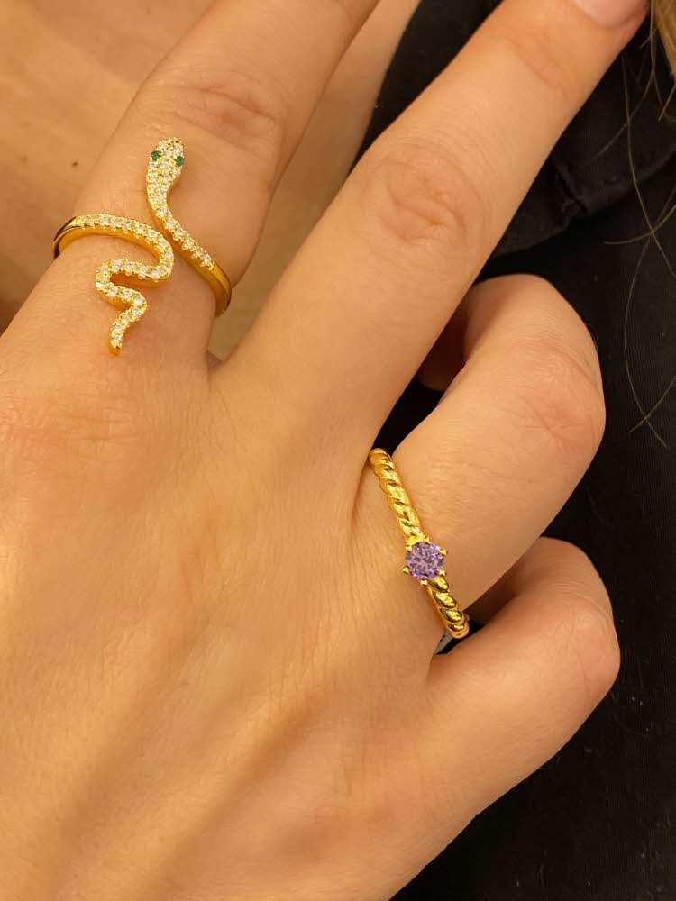 Ring formet som slange og enkel gullring med lilla stein, fra Charlotte Strømmen Jewellery.