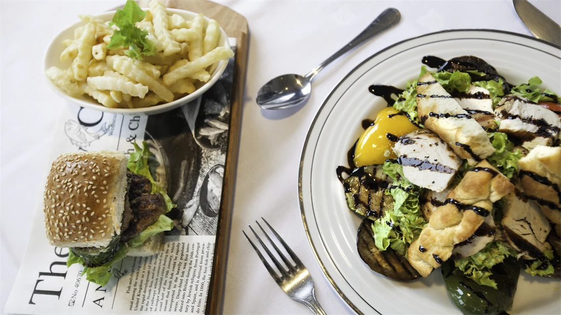 Sallat og hamburger med pommes på Thon Hotel Måløy