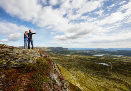 Mann og dame på fjelltur og peker utover naturen på Skeikampen. Foto.